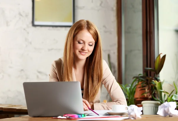 Ragazza creativa che lavora con il laptop — Foto Stock