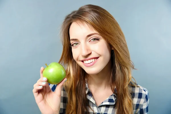 Mooi meisje met groene appel — Stockfoto