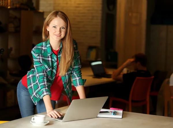 Kreativ tjej arbetar med laptop — Stockfoto