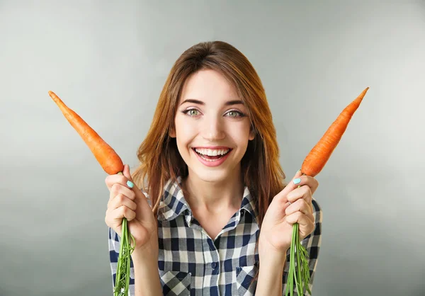 Hermosa chica con zanahorias — Foto de Stock