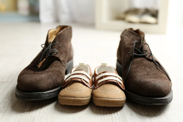 Zapatos grandes y pequeños — Foto de Stock