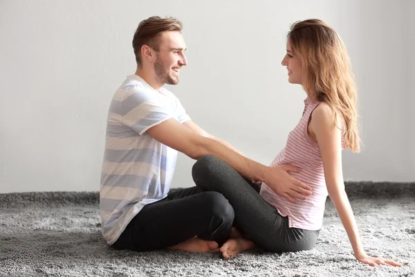 Glückliche Familie erwartet Baby — Stockfoto