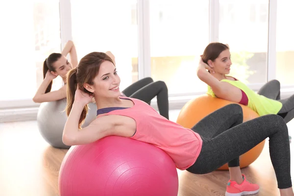 Mujeres haciendo ejercicio con bolas — Foto de Stock