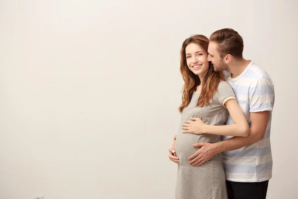 Família feliz esperando bebê — Fotografia de Stock