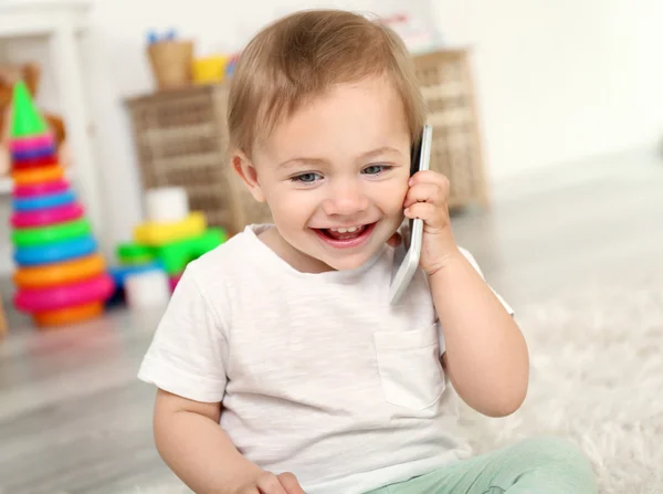 Mädchen spielt mit Smartphone — Stockfoto