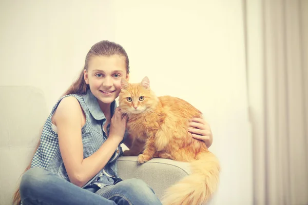 Hermosa chica con lindo gato — Foto de Stock