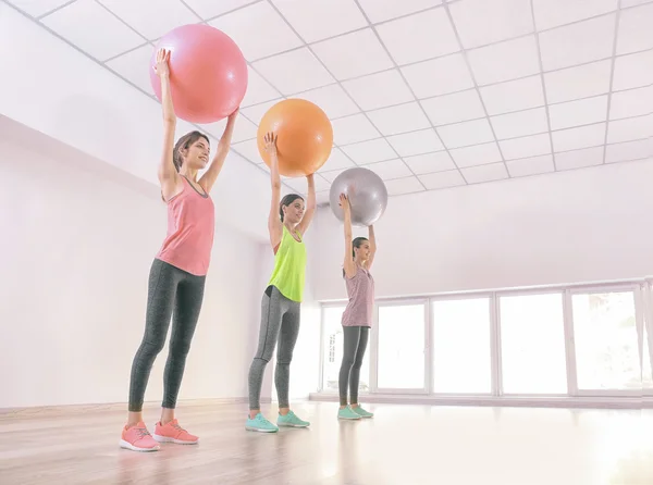 Mulheres fazendo exercício com bolas — Fotografia de Stock