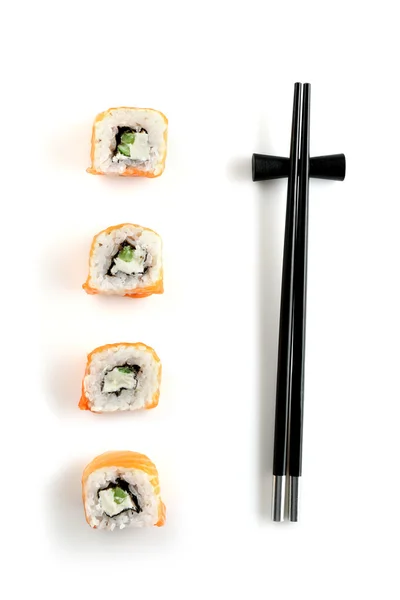 Rolo de sushi com pauzinhos — Fotografia de Stock