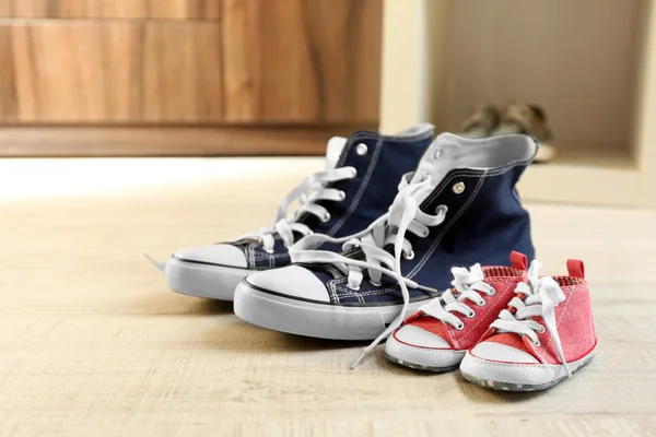 Große und kleine Schuhe — Stockfoto