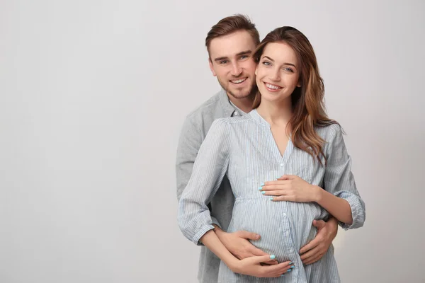 Familia feliz esperando bebé —  Fotos de Stock