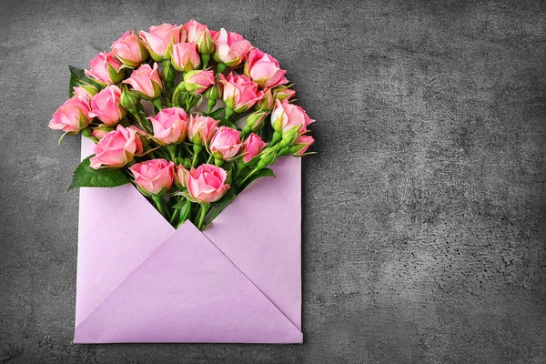 Zarf içinde güzel güller — Stok fotoğraf