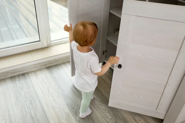 Bonito bebê menina jogando — Fotografia de Stock