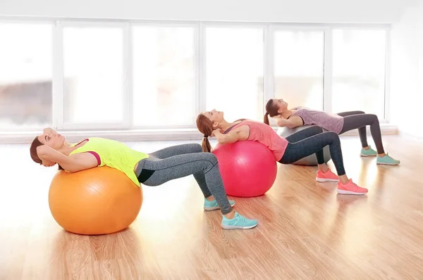 Mulheres fazendo exercício com bolas — Fotografia de Stock