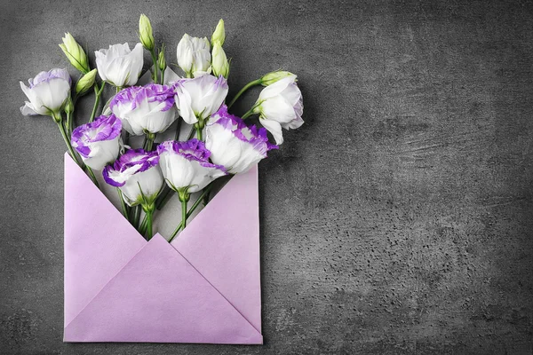 Flores frescas em envelope — Fotografia de Stock