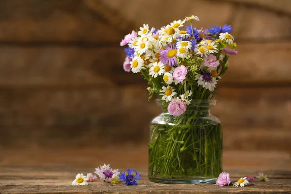 Букет полевых цветов на столе — стоковое фото