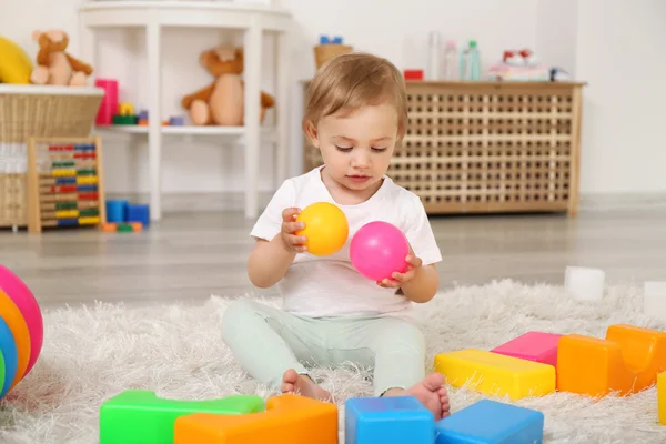 Niedliches Baby Mädchen spielt — Stockfoto