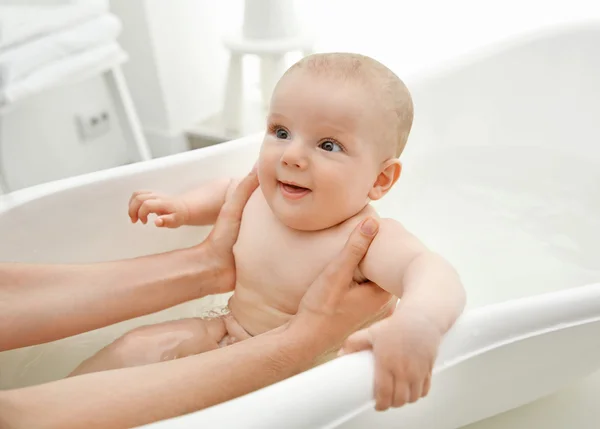 Cute baby kąpieliskach — Zdjęcie stockowe