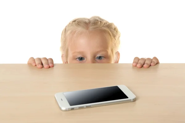 Menina engraçada olhando para o telefone móvel — Fotografia de Stock