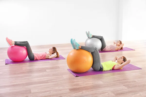 Mulheres fazendo exercício com bolas — Fotografia de Stock