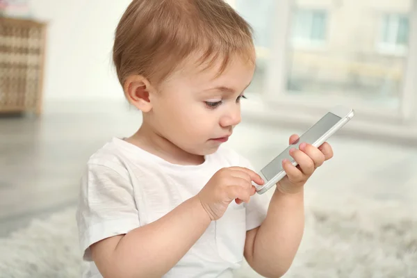 Ragazza che gioca con uno smartphone — Foto Stock