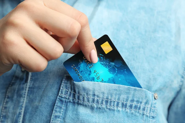 Hand zetten creditcard — Stockfoto