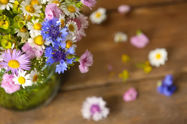 Buquê de flores silvestres na mesa — Fotografia de Stock