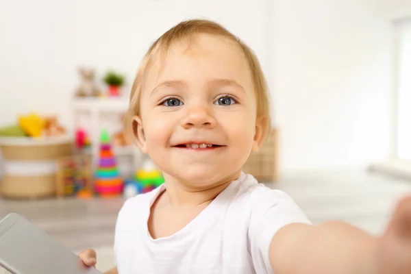 Baby meisje hebben plezier — Stockfoto