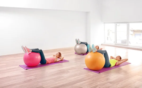 Mujeres haciendo ejercicio con bolas —  Fotos de Stock