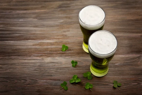 Bicchieri di birra verde — Foto Stock