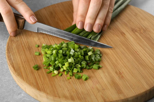 Female hands cutting onion — Stock Photo, Image