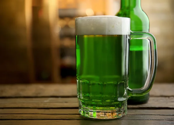 Glas groene bier en de fles — Stockfoto