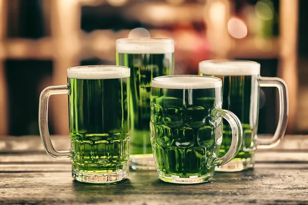 Diferentes copos de cerveja verde — Fotografia de Stock