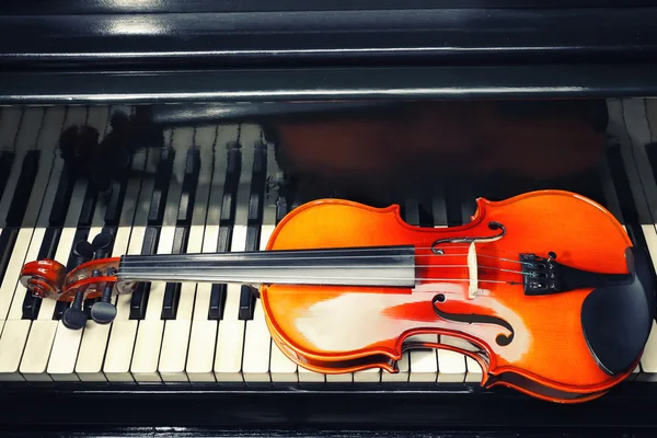 Violin and piano keys — Stock Photo, Image