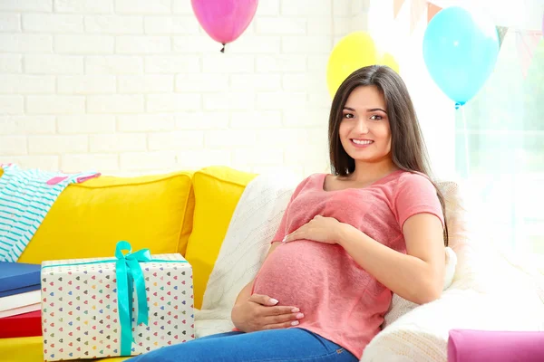 Gravid kvinna med presenter — Stockfoto