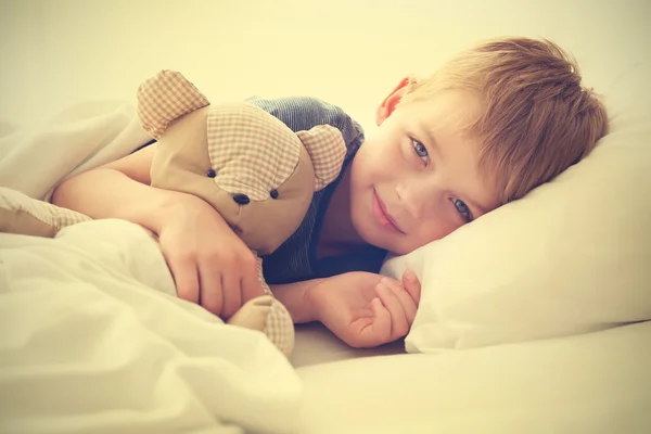 Adorable Niño Abrazando Oso Peluche Cama — Foto de Stock