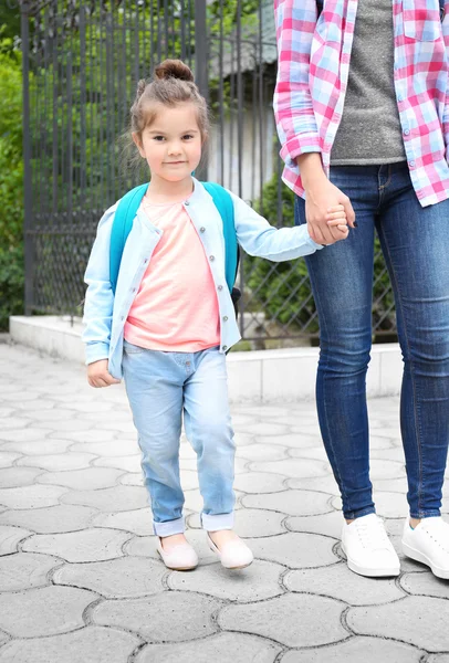 Çocuğunu okula götüren ebeveyn