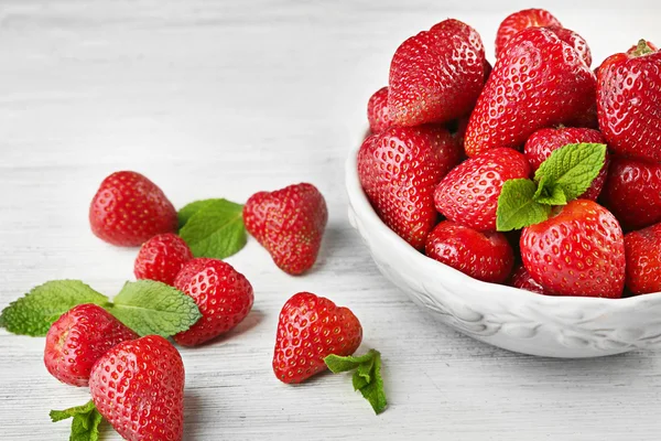 Deliciosas fresas en tazón — Foto de Stock