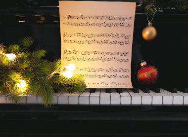 Müzik notlar piyano tuşlarını