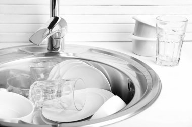 Yemekleri lavaboda yığını 