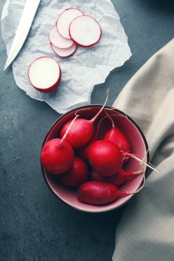 Gri tablo turp dilimleri