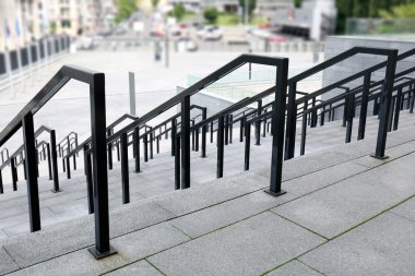 Sokakta modern merdivenler