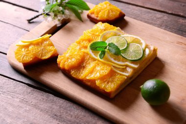 Arka plan üzerinde lezzetli narenciye pasta