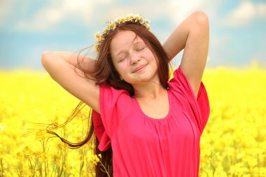 Tatlı kız çayırda