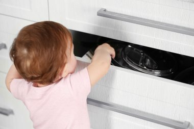  çekmece ile oynayan çocuk