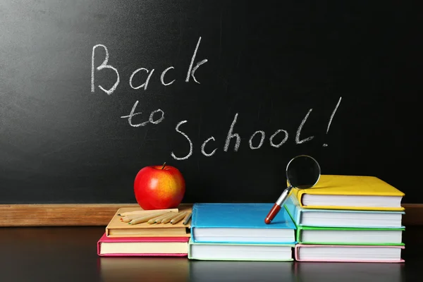 Schoolboeken op Bureau — Stockfoto