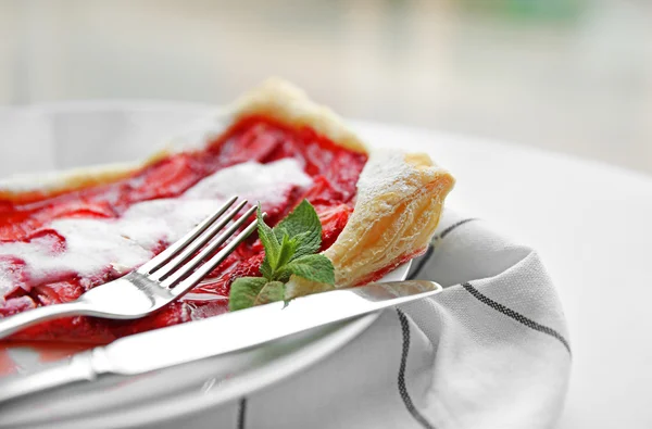 Strawberry dessert slice in white plate — Stock Photo, Image