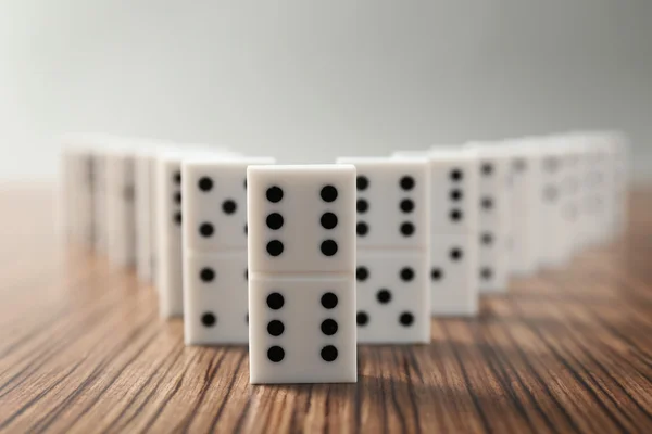 Fila de dominós na mesa — Fotografia de Stock