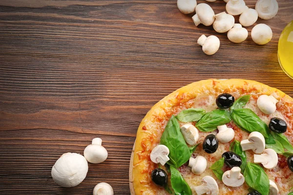 Deliziosa pizza gustosa con ingredienti — Foto Stock