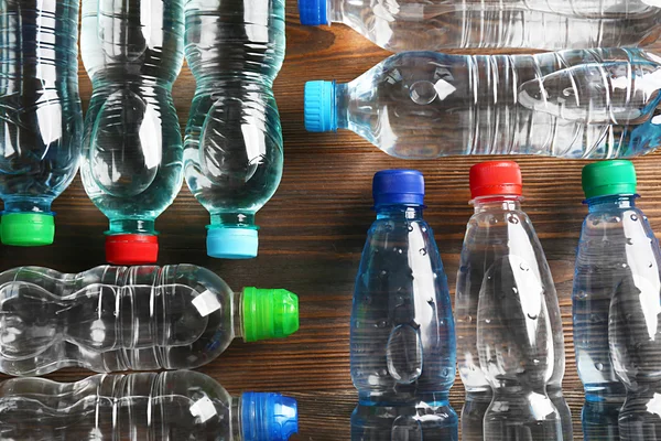 Wasser in Flaschen auf dem Holztisch — Stockfoto