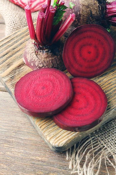 Rebanadas de remolacha en la mesa — Foto de Stock